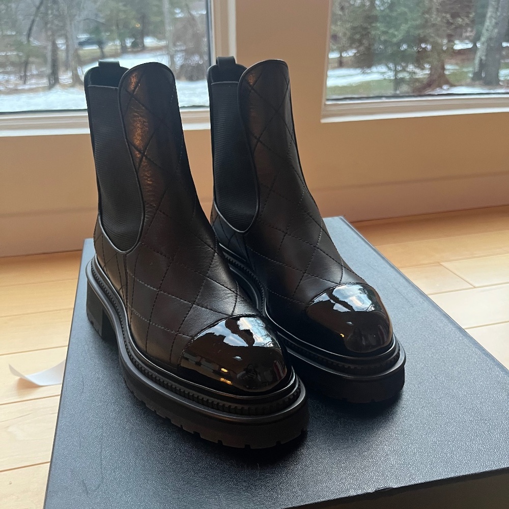 Chanel Chelsea leather quilted ankle boots sz36.5